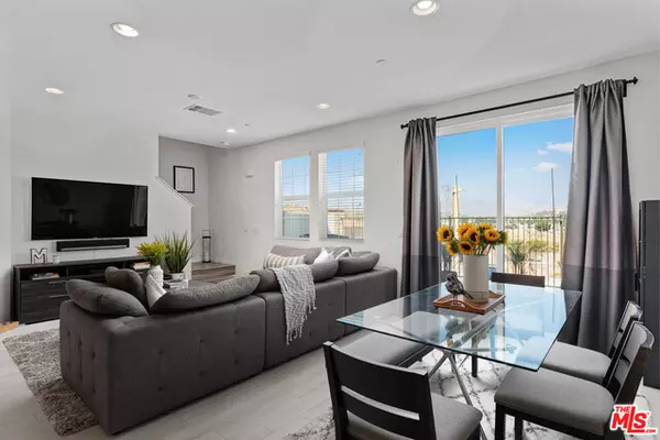 Santa Clarita, CA 91350,22014 Barrington Way