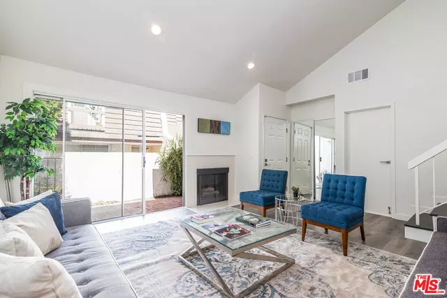 18356 Collins St #B, Tarzana, CA 91356