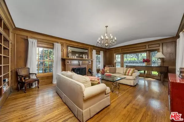 1757 Riverside Dr, Glendale, CA 91201