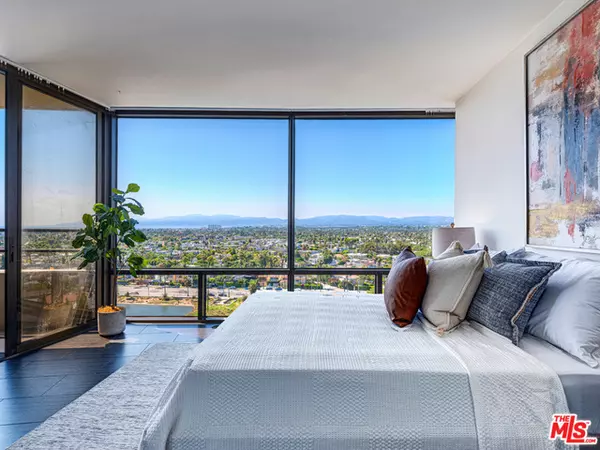 Marina Del Rey, CA 90292,4316 Marina City DR #925