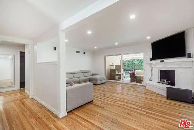 23818 Oxnard St, Woodland Hills, CA 91367