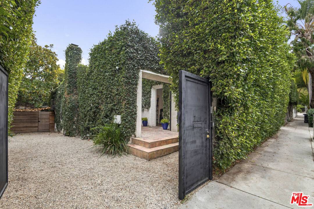 West Hollywood, CA 90069,9036 Cynthia St