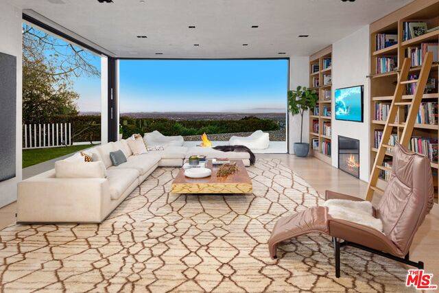 Los Angeles, CA 90046,2463 Solar Dr