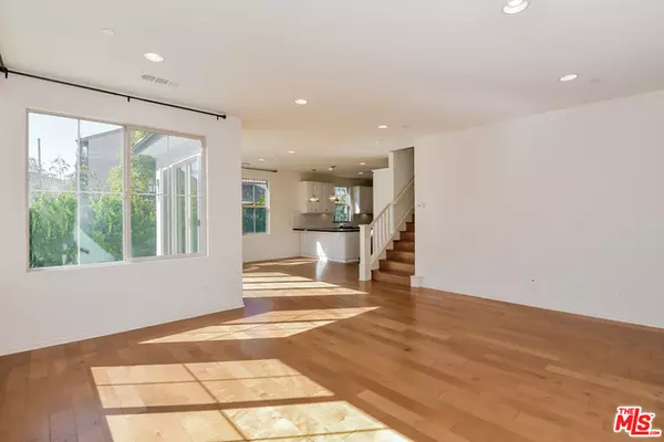 Irvine, CA 92618,202 Bright Poppy