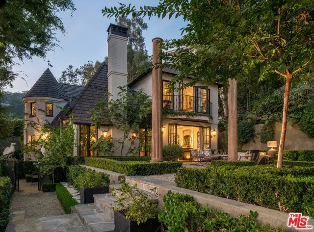 Los Angeles, CA 90069,8469 HOLLYWOOD BLVD