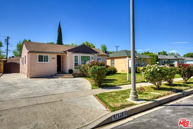17320 Hamlin St, Lake Balboa, CA 91406