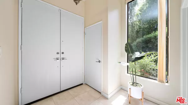 Woodland Hills, CA 91367,21901 Burbank Blvd #181