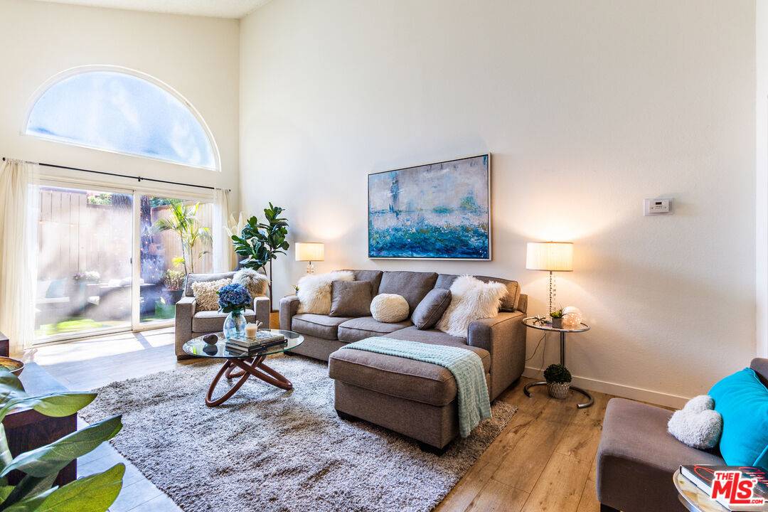 22330 Victory Blvd #804, Woodland Hills, CA 91367