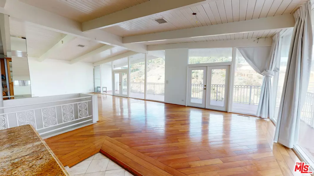 10090 Cielo Dr, Beverly Hills, CA 90210