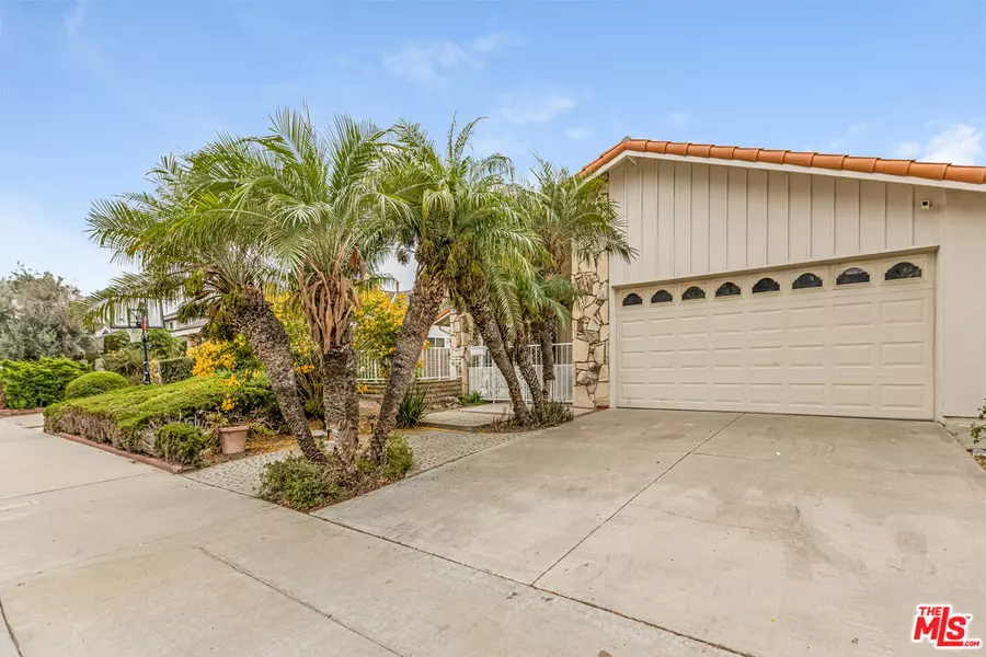 15611 Whiteoak Ln, Huntington Beach, CA 92647