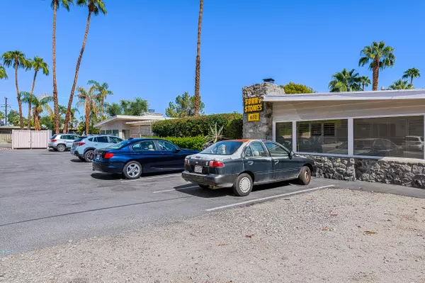 Palm Springs, CA 92264,832 Riverside PL