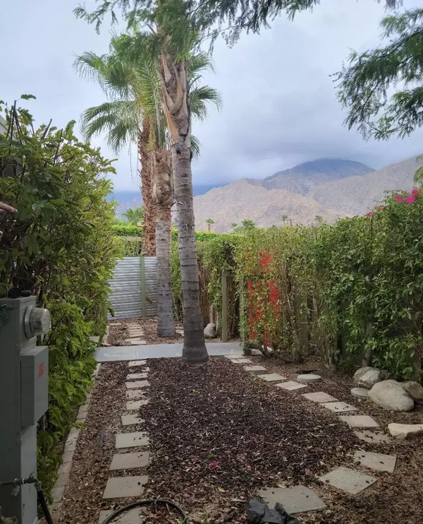 Palm Springs, CA 92264,370 Logenita ST