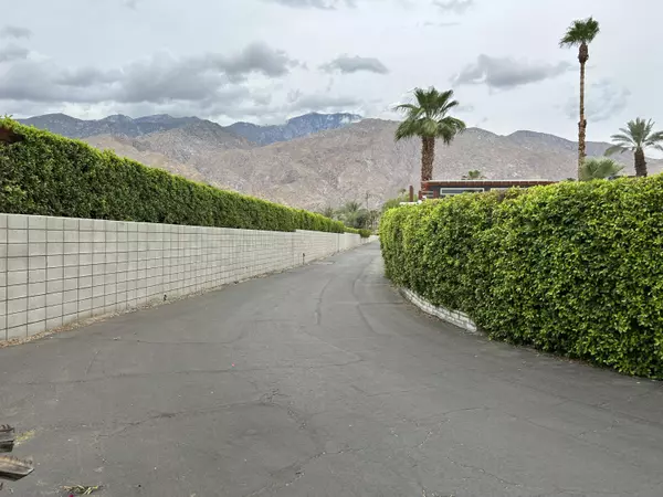 Palm Springs, CA 92264,370 Logenita ST