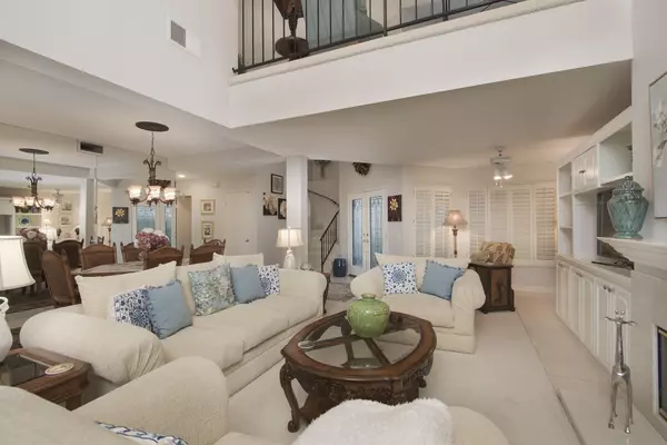 697 Vista Lago CIR, Palm Desert, CA 92211