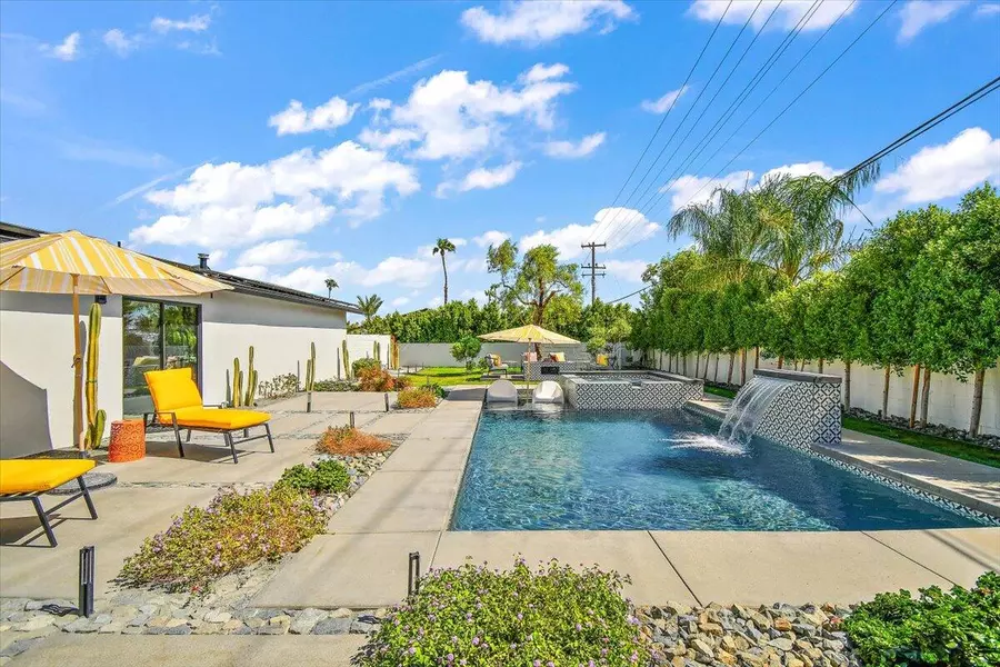 565 W Yorba RD, Palm Springs, CA 92262