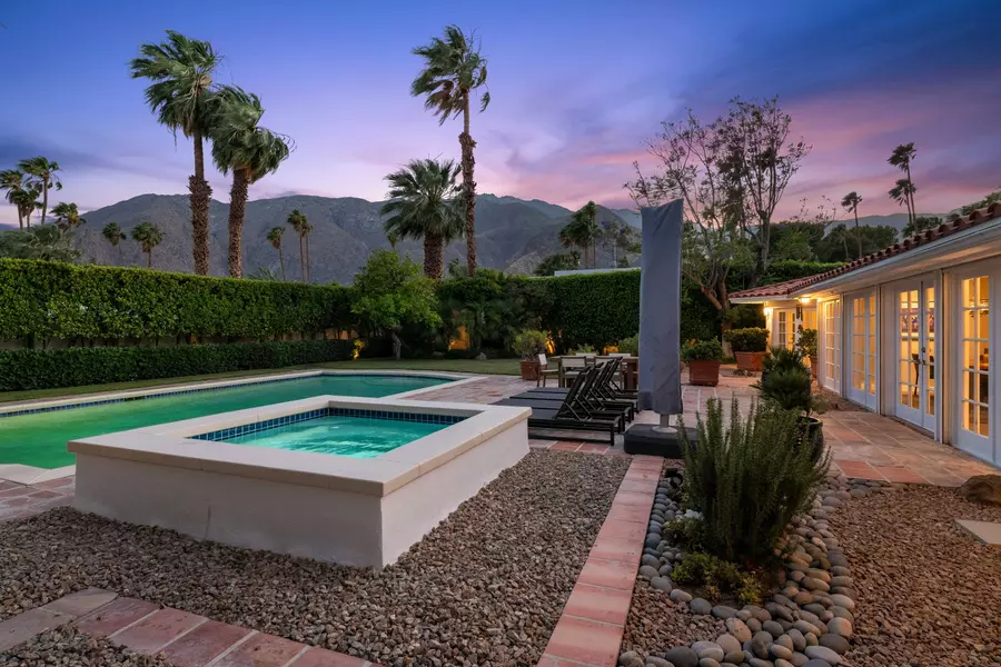 345 W Vista Chino, Palm Springs, CA 92262