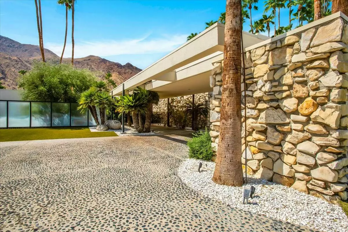 Palm Springs, CA 92262,999 N Patencio RD