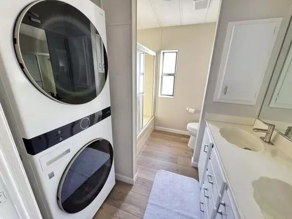 Thousand Palms, CA 92276,33195 Laura DR