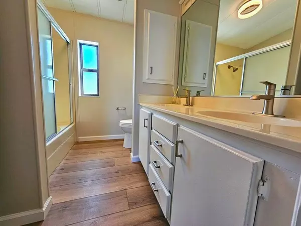 Thousand Palms, CA 92276,33195 Laura DR