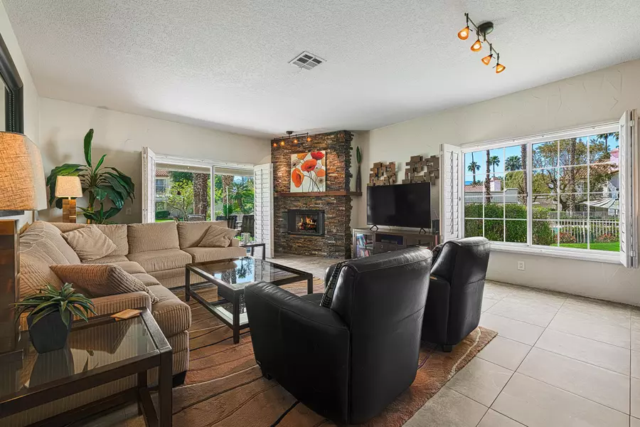 618 Vista Lago CIR, Palm Desert, CA 92211