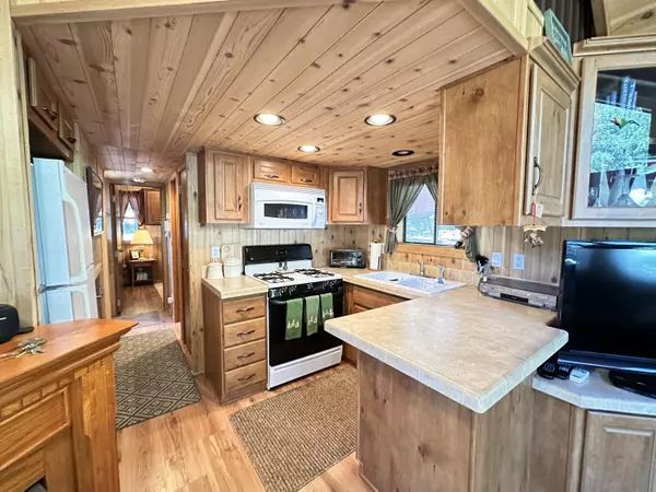 Idyllwild, CA 92549,52901 Pine Cove RD #42