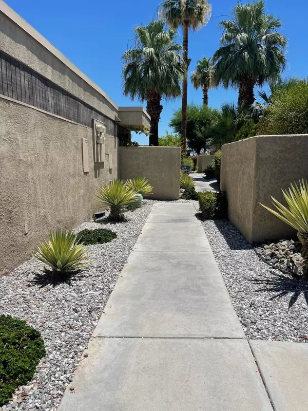 Palm Springs, CA 92262,450 Bradshaw LN #36