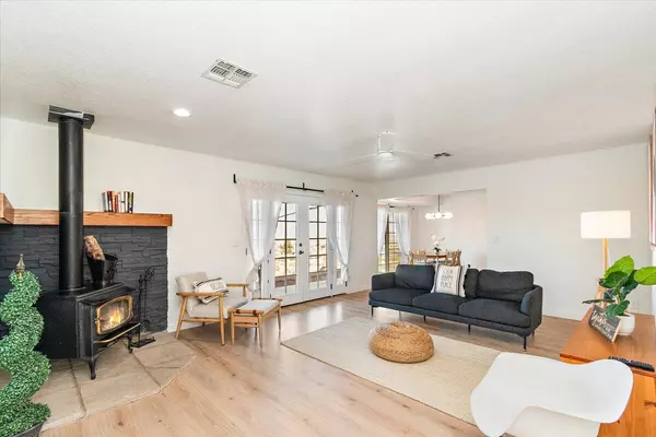 Joshua Tree, CA 92252,61746 Crest Cir DR