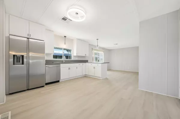 Cathedral City, CA 92234,392 Standing Bear