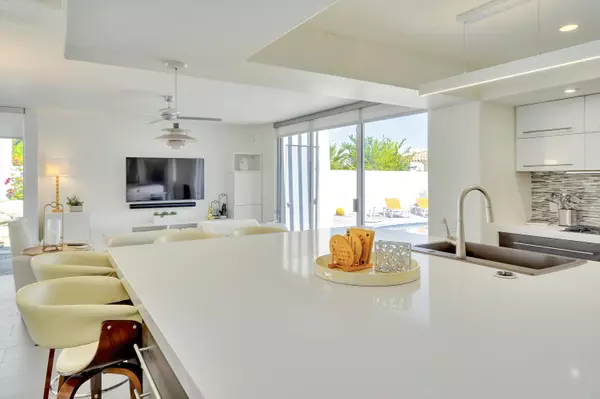 Palm Springs, CA 92262,700 W Racquet Club RD