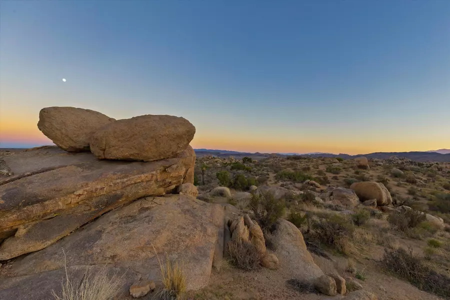 1 Dragonfly LN, Pioneertown, CA 92268