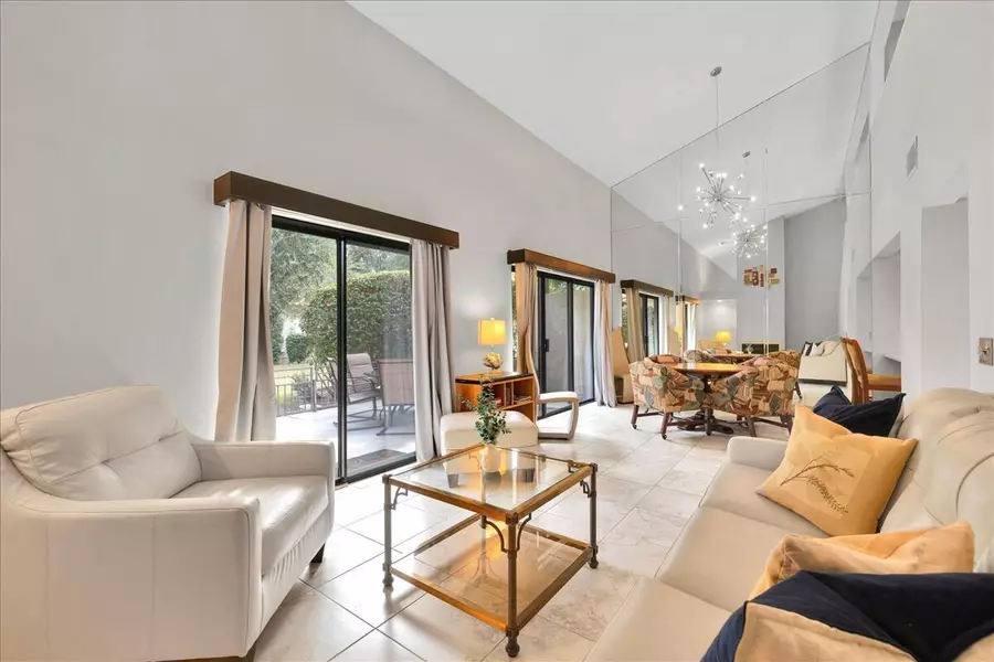 204 Lakecrest LN, Palm Desert, CA 92260