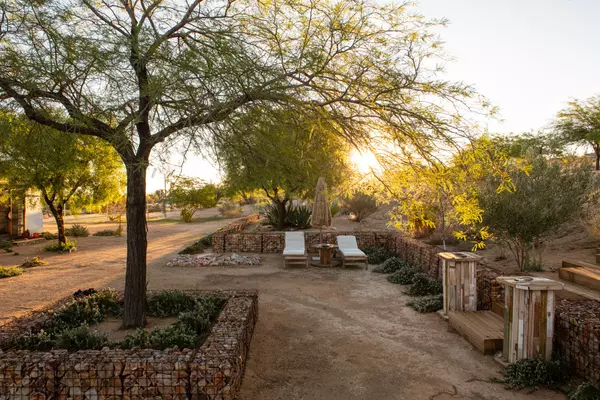 Joshua Tree, CA 92252,60233 Melton TRL