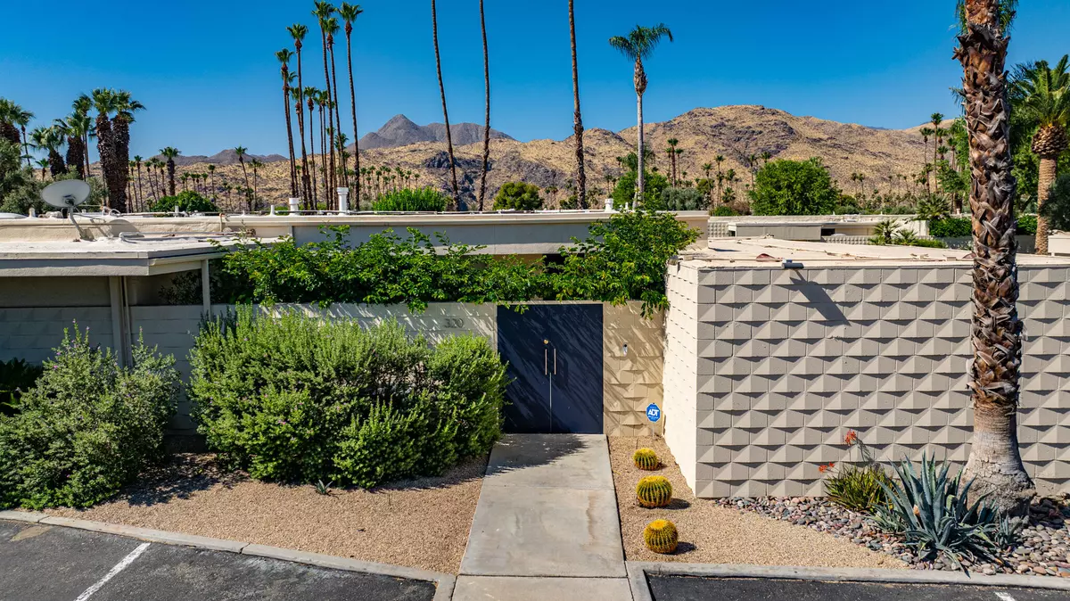 Palm Springs, CA 92264,320 Desert Lakes DR