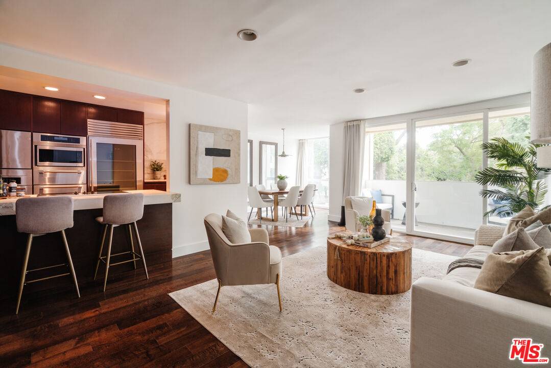 1015 N KINGS RD #220, West Hollywood, CA 90069