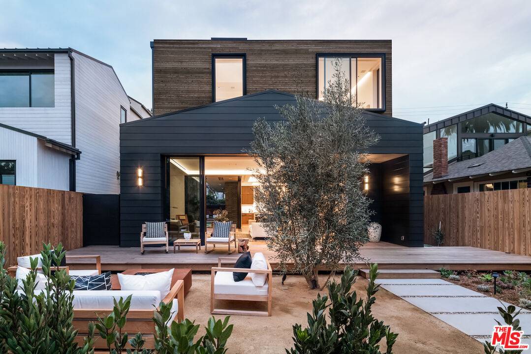 Modern by Joan Behnke and Abramson Architects - Venice Walk Streets