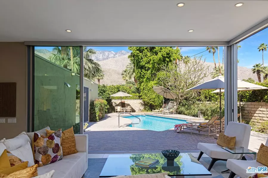 1036 E SUNTAN LN, Palm Springs, CA 92264