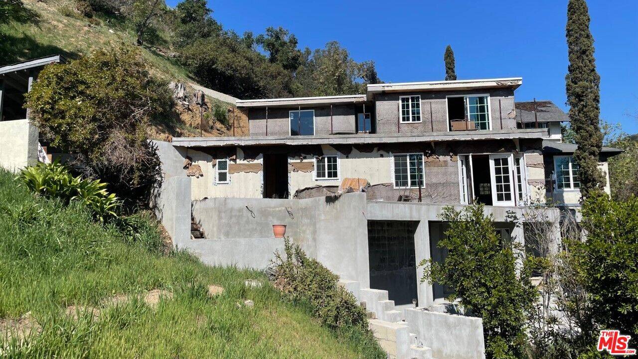 Los Angeles, CA 90046,2301 LAUREL CANYON BLVD
