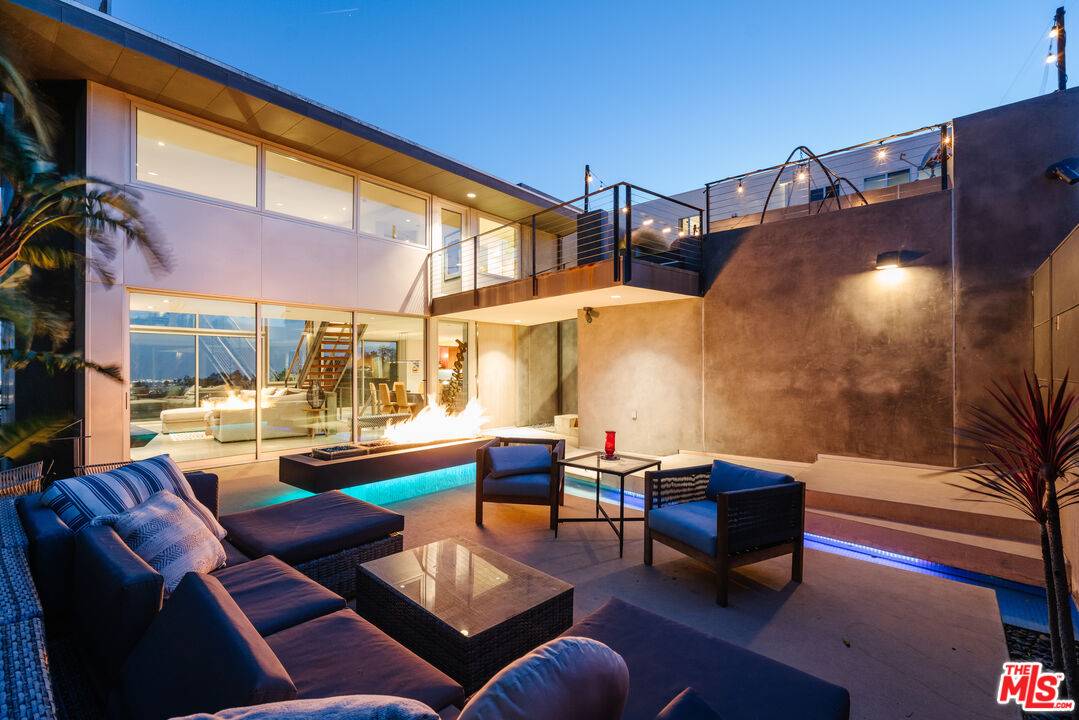 Modern by Steven Ehrlich, AIA, Architect - Hollywood Hills