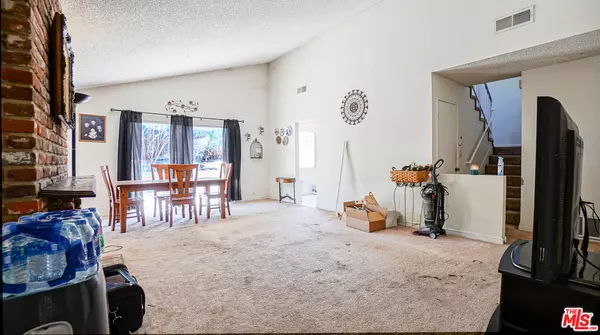 Canyon Country, CA 91387,28360 Simsalido Ave #231