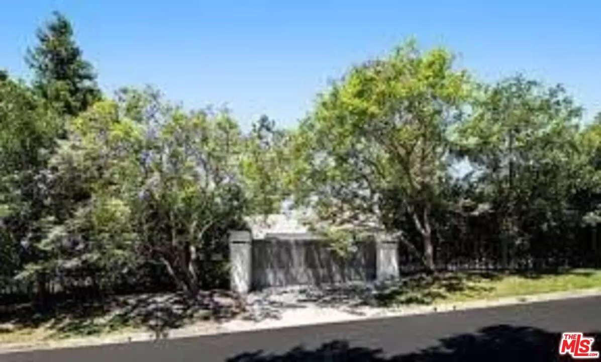 Beverly Hills, CA 90210,1071 Laurel Way