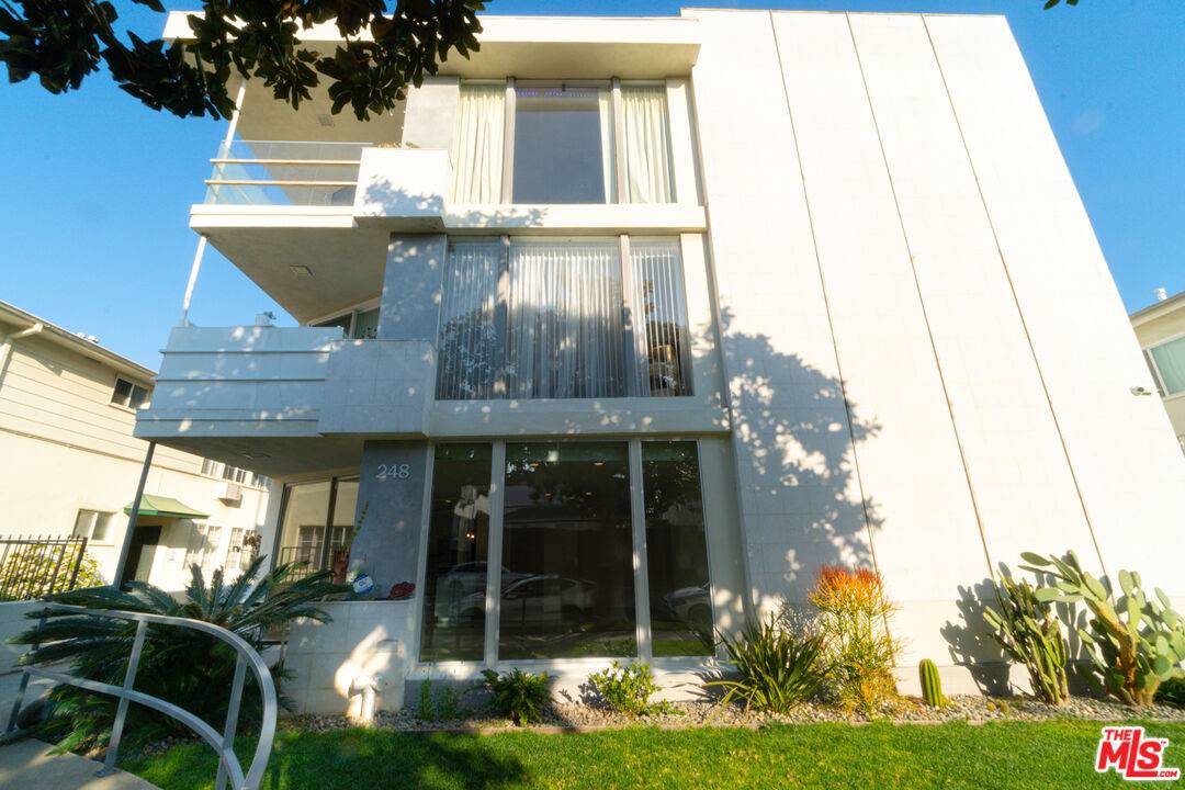 Beverly Hills, CA 90211,248 S Doheny Dr #1