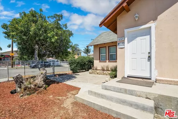 Compton, CA 90220,1221 W 152nd St