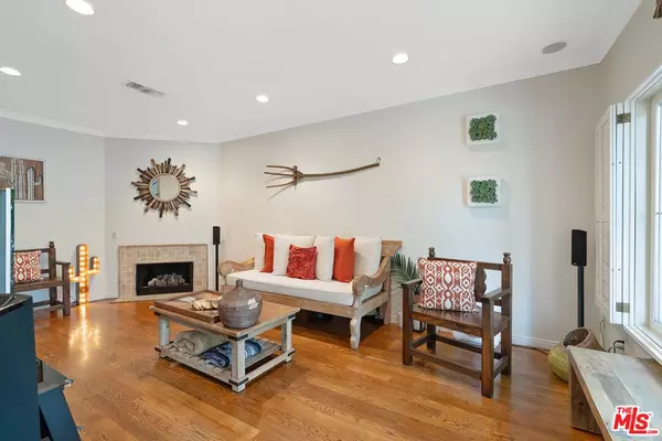 Los Angeles, CA 90048,640 N Sweetzer Ave #11