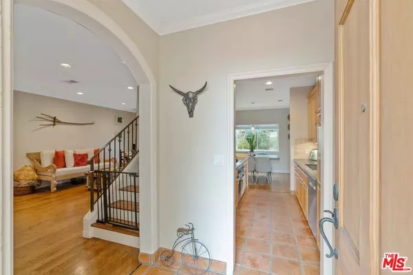 Los Angeles, CA 90048,640 N Sweetzer Ave #11