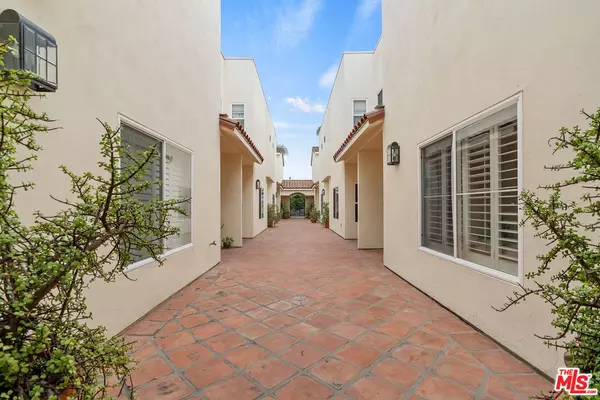 Los Angeles, CA 90048,640 N Sweetzer Ave #11