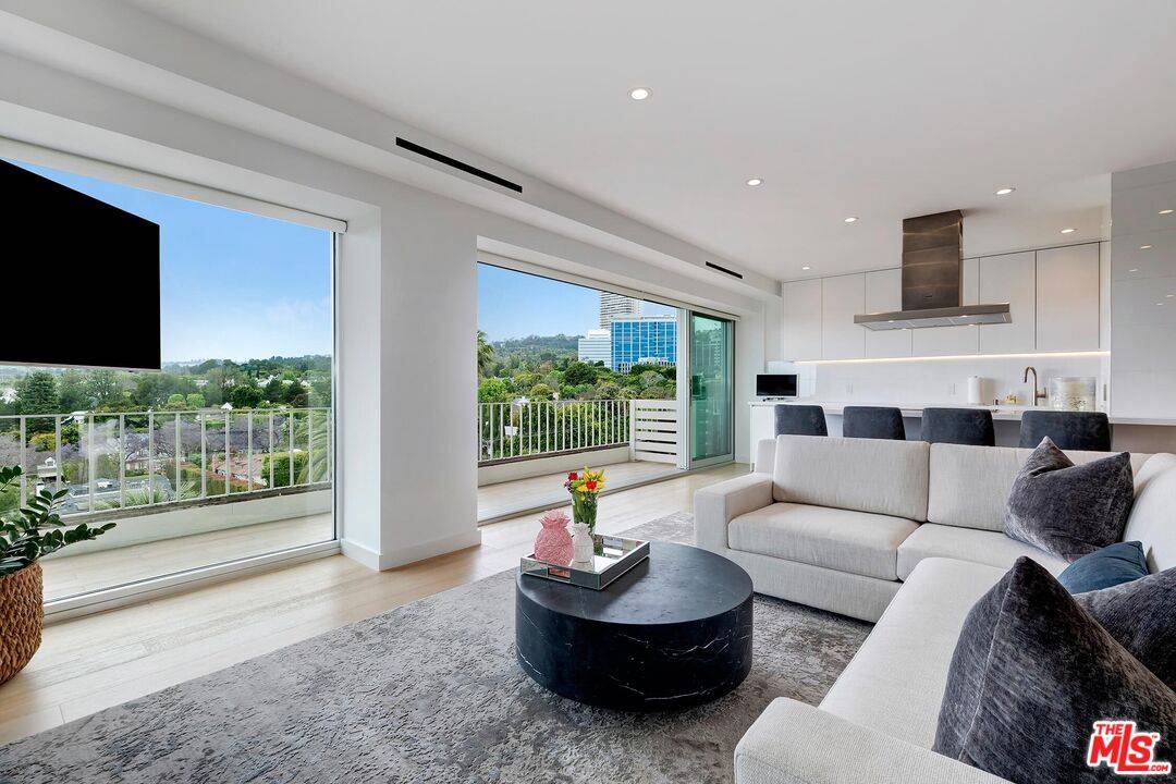 West Hollywood, CA 90069,838 N Doheny Dr #902