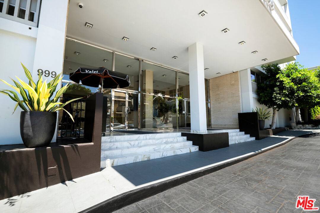 West Hollywood, CA 90069,999 N Doheny Dr #101