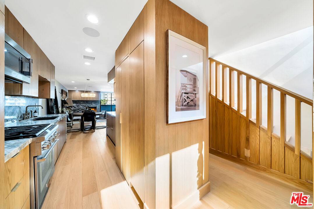 West Hollywood, CA 90069,1033 Carol Dr #305