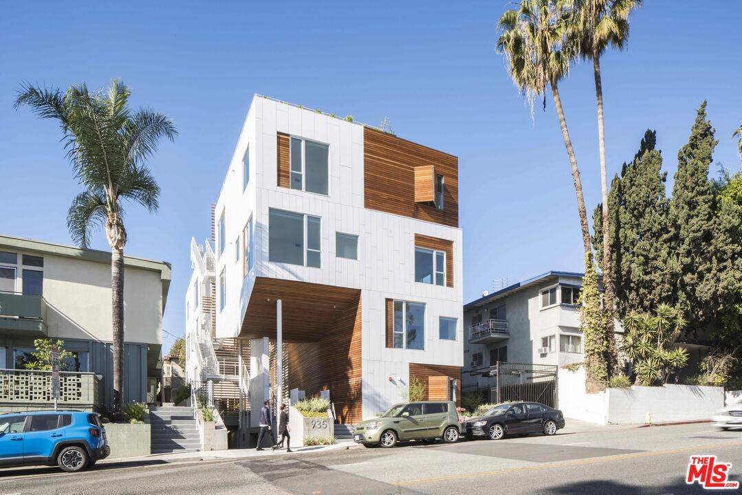 West Hollywood, CA 90069,935 N San Vicente Blvd