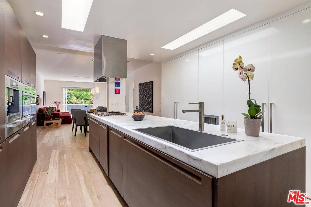 West Hollywood, CA 90069,811 Huntley Dr